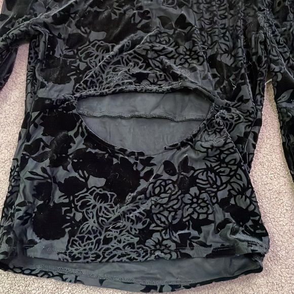 Guess burnout velvet long sleeve top with cutout back size small - Picture 4 of 4